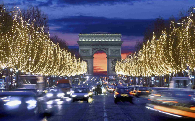 Thắp đèn Giáng sinh trên Đại lộ Champs Elysees. ở Paris, Pháp.