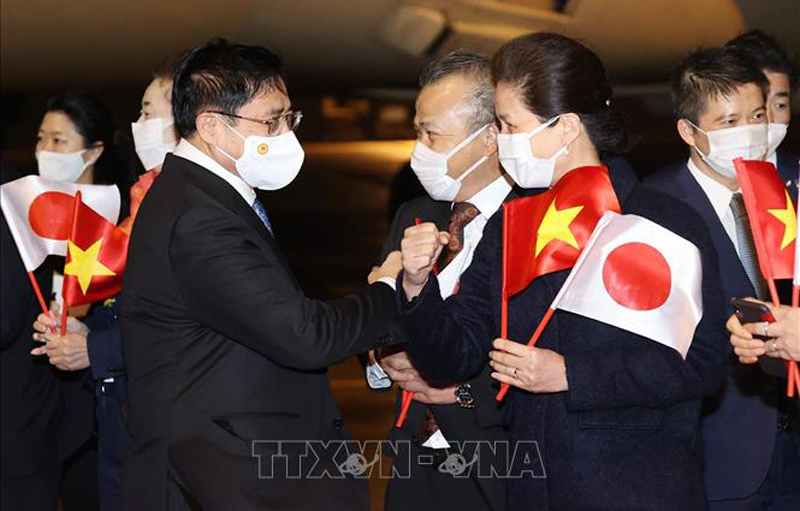 Cán bộ, nhân viên Đại sứ quán Việt Nam tại Nhật Bản đón Thủ tướng Phạm Minh Chính tại sân bay quốc tế Haneda.