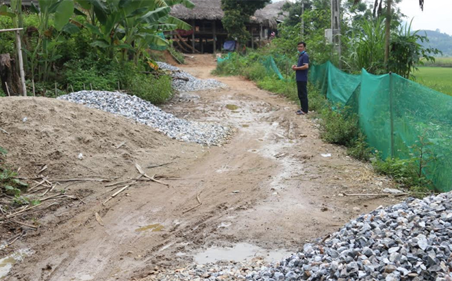 Đường giao thông nông thôn ở thôn Ngòi Chang, xã Tô Mậu đang tập kết vật liệu chuẩn bị bê tông hóa.