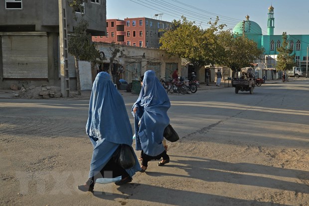 Phụ nữ tại Afghanistan đeo khăn trùm đầu ở nơi công cộng.