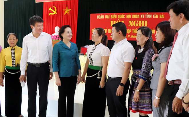 Bộ trưởng Bộ Nội vụ Phạm Thị Thanh Trà và Chủ tịch UBND tỉnh Trần Huy Tuấn cùng các đại biểu Quốc hội tỉnh trao đổi với cử tri thị xã Nghĩa Lộ.