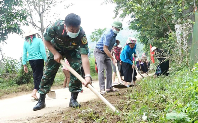 Cán bộ, chiến sĩ huyện Văn Yên tích cực tham gia vệ sinh môi trường trong “Ngày thứ Bảy cùng dân”.