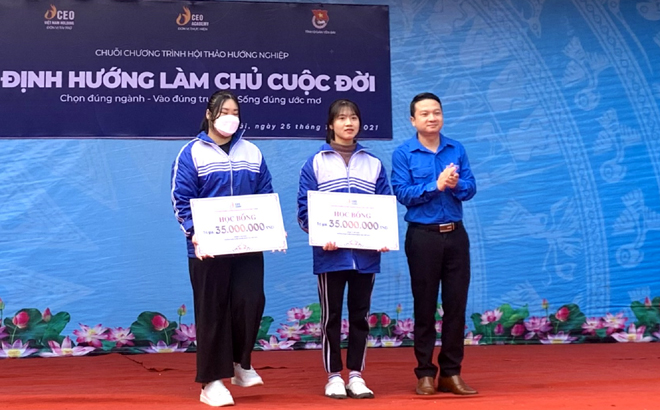 Tại chương trình, đại diện Ban Tổ chức Chương trình trao tặng học bổng online cho học sinh Trường THPT Trần Nhật Duật, huyện Yên Bình.