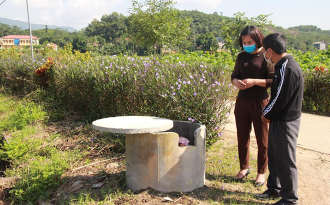 Cán bộ xã Việt Thành, huyện Trấn Yên tuyên truyền tới người dân về thu gom vỏ bao gói thuốc bảo vệ thực vật sau sử dụng.