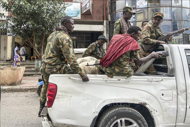Lực lượng dân quân khu vực Amhara của Ethiopia tham gia chiến đấu cùng lực lượng liên bang chống lại các lực lượng gây bất ổn tại vùng Tigray. Ảnh tư liệu: AFP/TTXVN