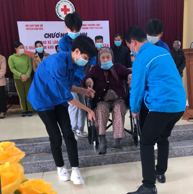 Người khuyết tật huyện Văn Yên được tặng xe lăn tại chương trình.