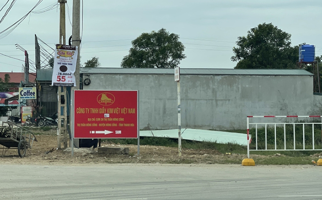 Lối vào Công ty TNHH Giầy Kim Việt (tại Cụm công nghiệp Thị trấn Nông Cống, huyện Nông Cống, tỉnh Thanh Hóa).