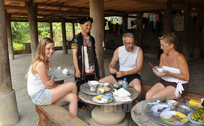 Du khách nước ngoài trải nghiệm du lịch cộng đồng tại xã Phúc An. (Ảnh: T.L)