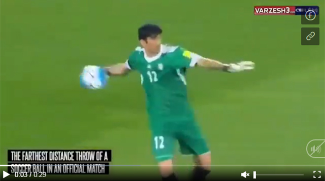 Thủ môn Alireza Beiranvand với pha ném bóng xa nhất trong lịch sử thế giới, đi vào sách kỷ lục Guinness. (Ảnh cắt từ màn hình).