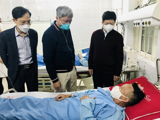 Thứ trưởng Bộ Y tế Nguyễn Trường Sơn (giữa) thăm hỏi sức khoẻ các bệnh nhân.