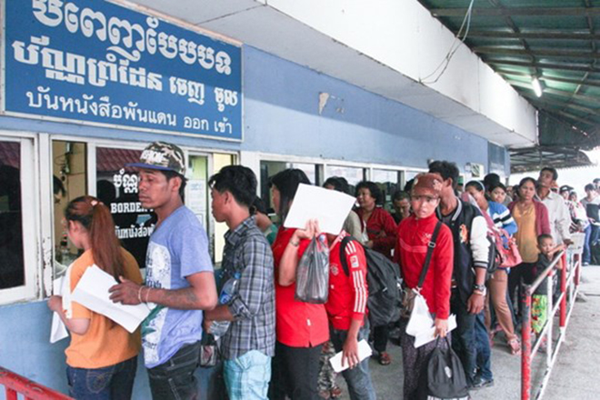 Người lao động Campuchia tại cửa khẩu biên giới Thái Lan-Campuchia. (Nguồn: khmertimeskh.com).