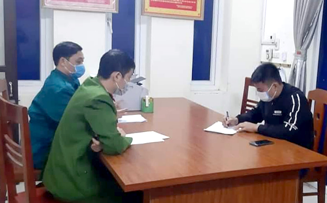 Lực lượng chức năng thị trấn Yên Thế tiếp tục xử phạt các trường hợp không đeo khẩu trang nơi công cộng.