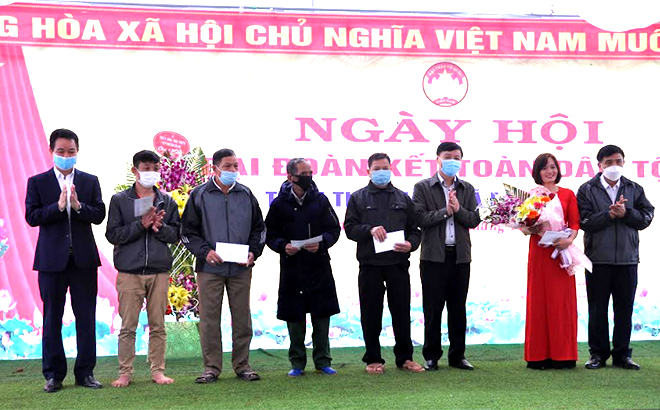 Lãnh đạo huyện Lục Yên tặng quà hộ nghèo thôn Thủy Văn, xã Phan Thanh trong Ngày hội Đại đoàn kết toàn dân tộc.
