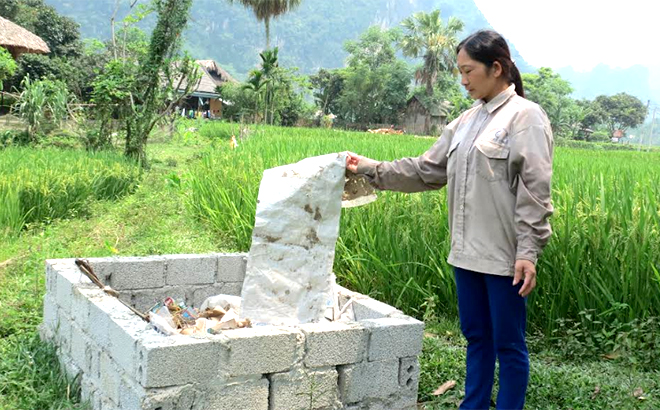 Người dân huyện Lục Yên thu gom rác thải bỏ vào bể chứa bao bì thuốc bảo vệ thực vật đúng quy định.