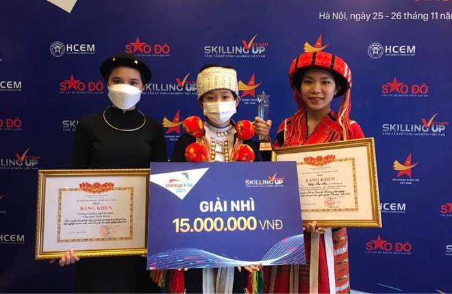 Nhóm ba nữ sinh Chẩu Thị Mai, Hỏa Thị Minh Thùy, Vi Thị Thùy Trang giành giải Nhì Startup Kite 2021.