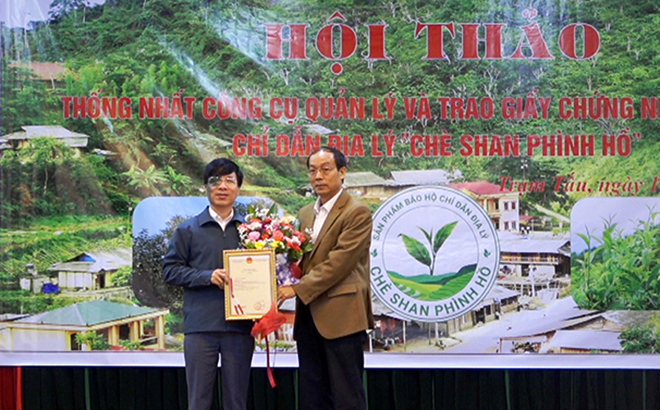 Lãnh đạo Sở Khoa học và Công nghệ tỉnh trao Giấy chứng nhận chỉ dẫn địa lý sản phẩm chè Shan Phình Hồ cho lãnh đạo huyện Trạm Tấu.