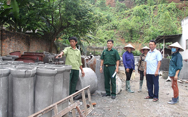 Cựu chiến binh Nguyễn Văn Khát (ngoài cùng, bên trái) ở thôn 4, xã Đào Thịnh mở dịch vụ đúc cấu kiện bê tông, tạo việc làm và thu nhập cho nhiều lao động địa phương. (Ảnh: Ngọc Đồng)