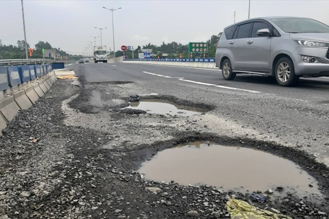 Cao tốc Đà Nẵng- Quảng Ngãi hư hỏng nặng.