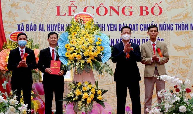 Đồng chí Nguyễn Minh Toàn - Chủ nhiệm Ủy ban Kiểm tra Tỉnh ủy tặng hoa chúc mừng Đảng bộ, chính quyền và nhân dân xã Bảo Ái đón Bằng công nhân đạt chuẩn nông thôn mới.