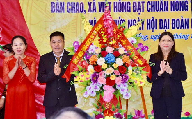 Đồng chí Hoàng Thị Vĩnh tặng hoa chúc mừng Chi bộ, nhân dân Bản Chao.