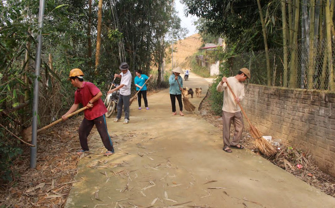 Nhân dân xã Việt Thành, huyện Trấn Yên vệ sinh đường làng, ngõ xóm đảm bảo xanh- sạch -đẹp.