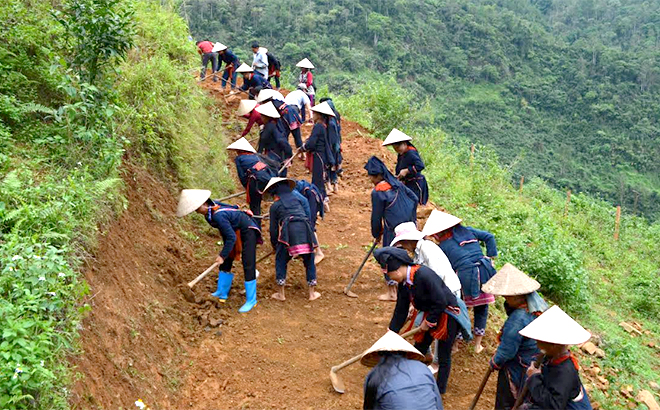Người dân các xã vùng cao huyện Văn Chấn tích cực tham gia làm đường giao thông nông thôn.