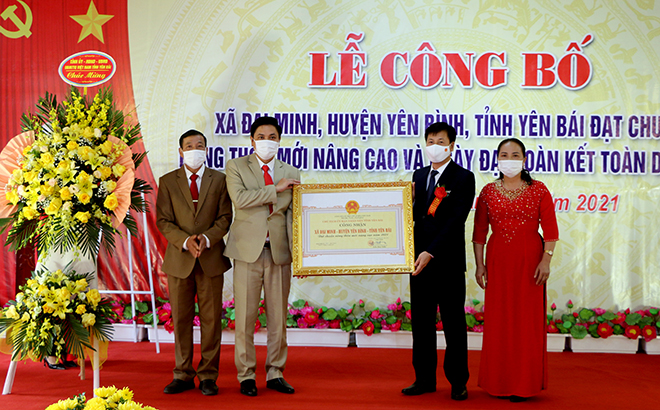 Phó Chủ tịch UBND tỉnh Ngô Hạnh Phúc trao bằng công nhận và tặng hoa chúc mừng Đảng bộ, chính quyền và nhân dân xã Đại Minh đạt chuẩn NTM nâng cao.