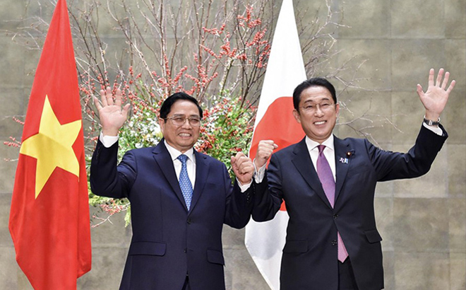Thủ tướng Phạm Minh Chính và Thủ tướng Nhật Bản Kishida Fumio (phải).