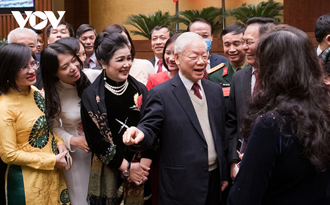 Tổng Bí thư Nguyễn Phú Trọng trao đổi với các văn nghệ sĩ tại Hội nghị văn hóa toàn quốc.