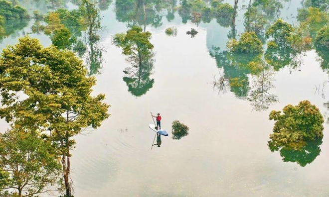 Chèo thuyền kayak trong mùa lũ lụt ở Quảng Bình.