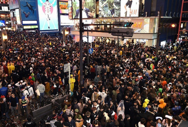 Shibuya luôn rực sáng bởi ánh đèn từ các biển quảng cáo lớn nhỏ dọc khắp mọi nơi.