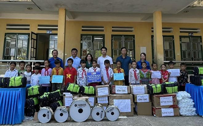 Khối MTTQ và đoàn thể chính trị xã hội thành phố Yên Bái phối hợp với Khối MTTQ và đoàn thể chính trị xã hội huyện Trạm Tấu tổ chức tặng quà cho học sinh trường TH và THCS Trạm Tấu, huyện Trạm Tấu.