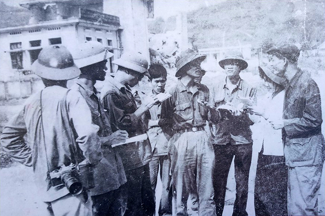 Các phóng viên, nhà báo của Báo Hoàng Liên Sơn tại mặt trận Cam Đường tháng 2/1979.