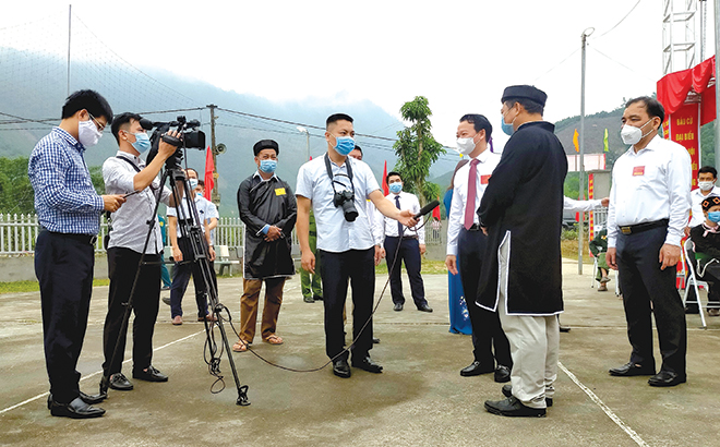 Phóng viên Báo Yên Bái thực hiện ghi hình tại một sự kiện.