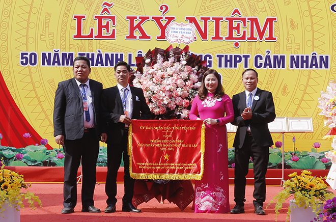 Thay mặt lãnh đạo tỉnh, đồng chí Phó Chủ tịch UBND tỉnh Vũ Thị Hiền Hạnh đã trao tặng cán bộ, giáo viên và nhân viên nhà trường lẵng hoa tươi thắm và bức cờ thêu mang dòng chữ 