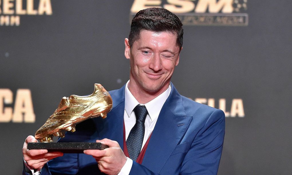 Lewandowski lần thứ hai nhận Giày Vàng châu Âu, ở thành phố Barcelona, Tây Ban Nha hôm 9/11.