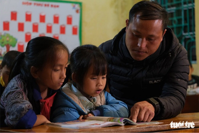 Ngày dạy thể dục, tối đến thầy Sùng A Trừ đảm nhận việc dạy chữ cho các em nhỏ người Mông ở Chế Tạo