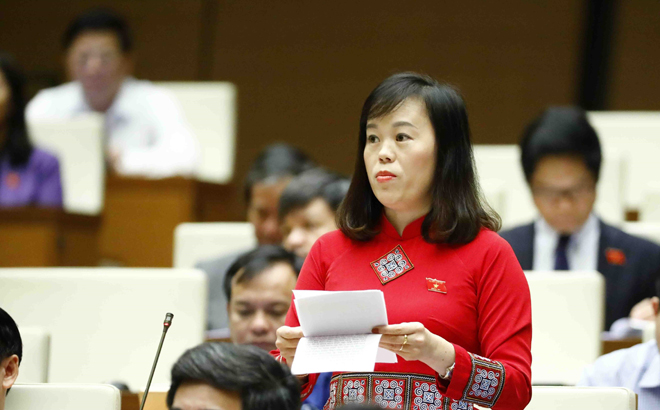 Đại biểu Khang Thị Mào thay mặt Đoàn đại biểu Quốc hội tỉnh Yên Bái phát biểu thảo luận tại hội trường sáng 10/11. (Ảnh Minh Đông - TTXVN)
