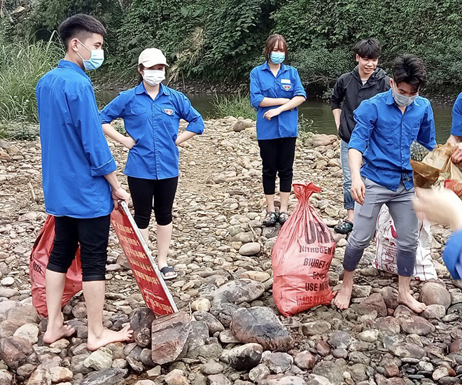 Đoàn viên thanh niên xã Y Can, huyện Trấn Yên tham gia thu gom rác thải vệ sinh môi trường.