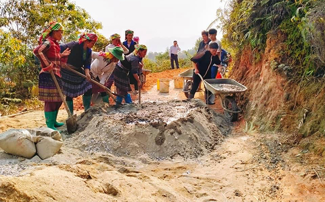 Hội viên phụ nữ xã Púng Luông, huyện Mù Cang Chải tham gia tu sửa đường giao thông nông thôn hưởng ứng Phong trào “Sáng - xanh - sạch - đẹp”.