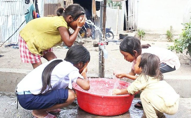 Trẻ em dân tộc thiểu số Raglai ở xã Ma Nới, huyện Ninh Sơn, tỉnh Ninh Thuận có nước sạch sử dụng