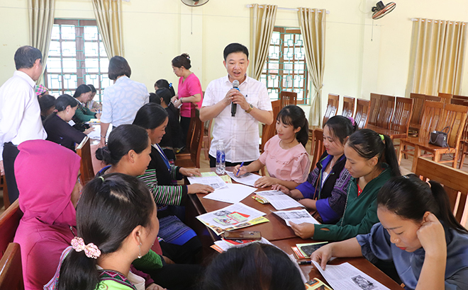 Cán bộ Phòng Tư pháp huyện Mù Cang Chải trao đổi với hội viên phụ nữ về công tác phòng, chống tảo hôn và bình đẳng giới.