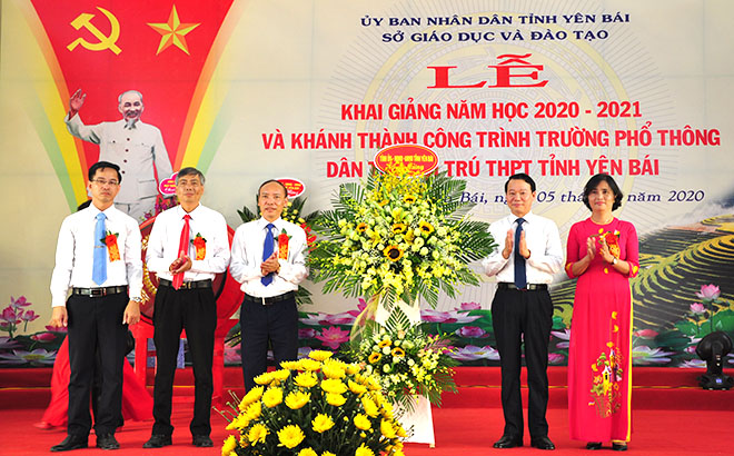 Đồng chí Đỗ Đức Duy - Ủy viên Ban Chấp hành Trung ương Đảng, Bí thư Tỉnh ủy, Trưởng đoàn Đoàn đại biểu Quốc hội tỉnh tặng hoa chúc mừng nhà trường tại Lễ khai giảng năm học 2020 - 2021.