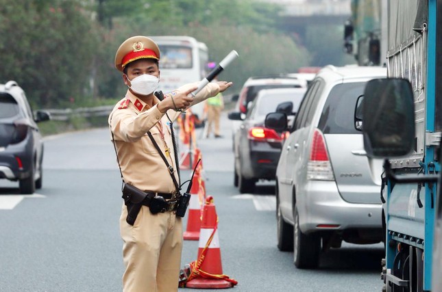 Lực lượng CSGT phân luồng giao thông.
