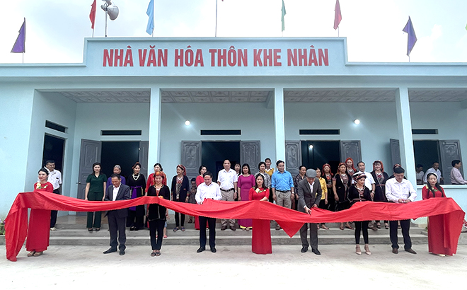 Chánh Văn phòng Tỉnh uỷ Trần Ngọc Luận dự, chung vui và cắt băng khánh thành Nhà văn hoá thôn Khe Nhàn, xã Tân Nguyên, huyện Yên Bình.