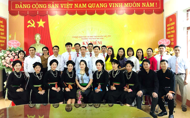 Phó chủ tịch Thường trực HĐND tỉnh Vũ Quỳnh Khánh chụp ảnh lưu niệm cùng thầy cô Trường TH và THCS Mai Sơn.