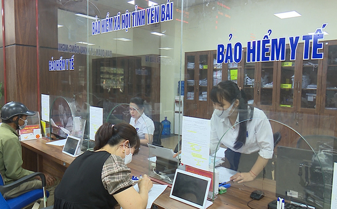 Cán bộ BHXH tỉnh hướng dẫn người dân giải quyết các thủ tục hồ sơ khi đến giao dịch tại Trung tâm Phục vụ Hành chính công tỉnh.