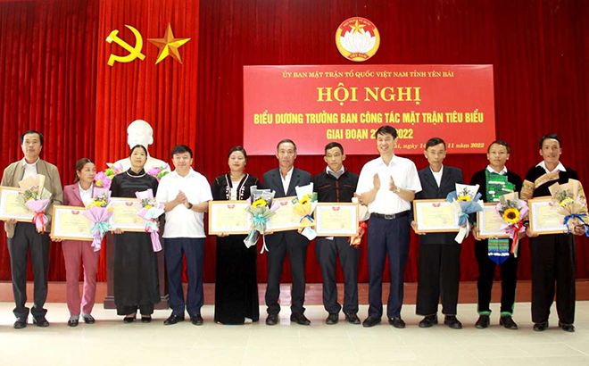 Lãnh đạo Ủy ban MTTQ Việt Nam tỉnh Yên Bái tặng bằng khen cho các cá nhân.