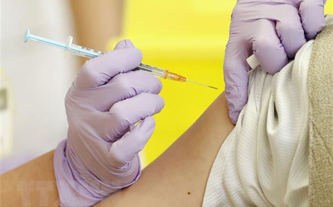 Nhân viên y tế tiêm vaccine phòng COVID-19 cho người dân tại Yatsushiro, tỉnh Kumamoto, Nhật Bản.