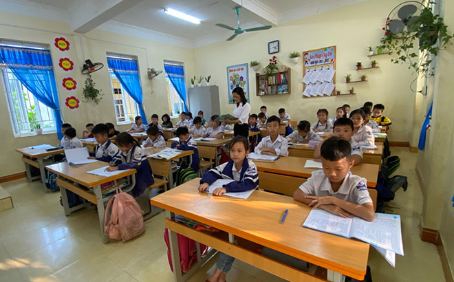 Một giờ học với trang thiết bị dạy và học hiện đại của Trường Tiểu học xã Bảo Ái, huyện Yên Bình sau khi sáp nhập điểm trường lẻ thôn Ngòi Ngần ra phân hiệu Ngòi Bang năm học 2022 - 2023.